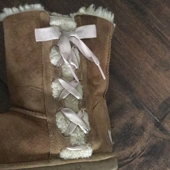 Uggs with cute bows on side - Picture 4 of 4